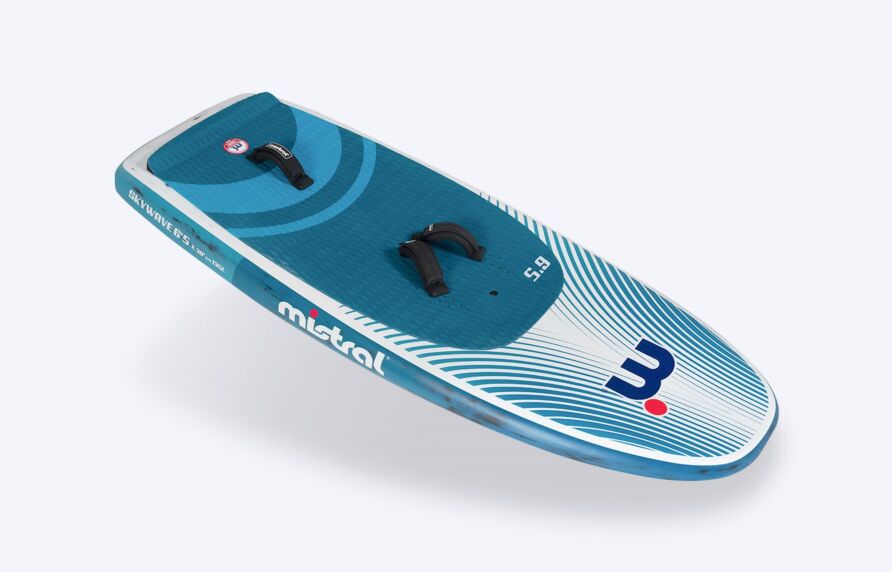 Mistral Skywave 135L – Wingfoil Hartfaserplatte Wingfoil Folie 135 Liter blau weiße Vorderseite